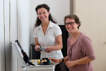 Uta Gärtner und Petra Uhsemann (v. l.) versorgen alle Fakultäten mit Moderationskoffern. Uta Gärtner und Petra Uhsemann (v. l.) präsentieren den Moderationskoffer.