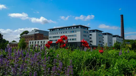 Universitätsgebäude auf der ERBA-Insel Universitätsgebäude auf der ERBA-Insel im Sommer