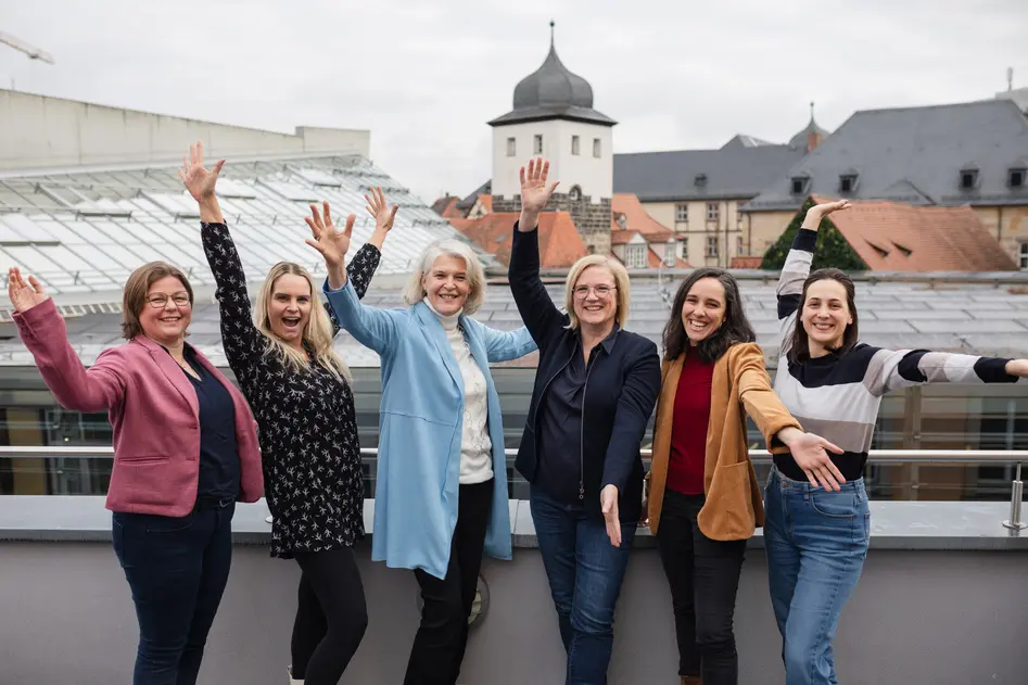 This photo shows, from left to right, Johanna Bamberg-Reinwand, Prof. Dr. Silvia Annen, Prof. Dr. Astrid Schütz, Prof. Dr. Sabine Freitag, Tatiana Kehr and Marina Albrecht.